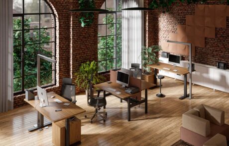 Drei ergonomisch eingerichtete Arbeitsplätze mit höhenverstellbaren Schreibtischen und ergonomischen Bürostühlen in einem modernen Großraumbüro