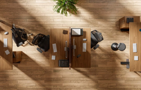 3 ergonomische Arbeitsplätze in einem Großraumbüro aus der Vogelperspektive