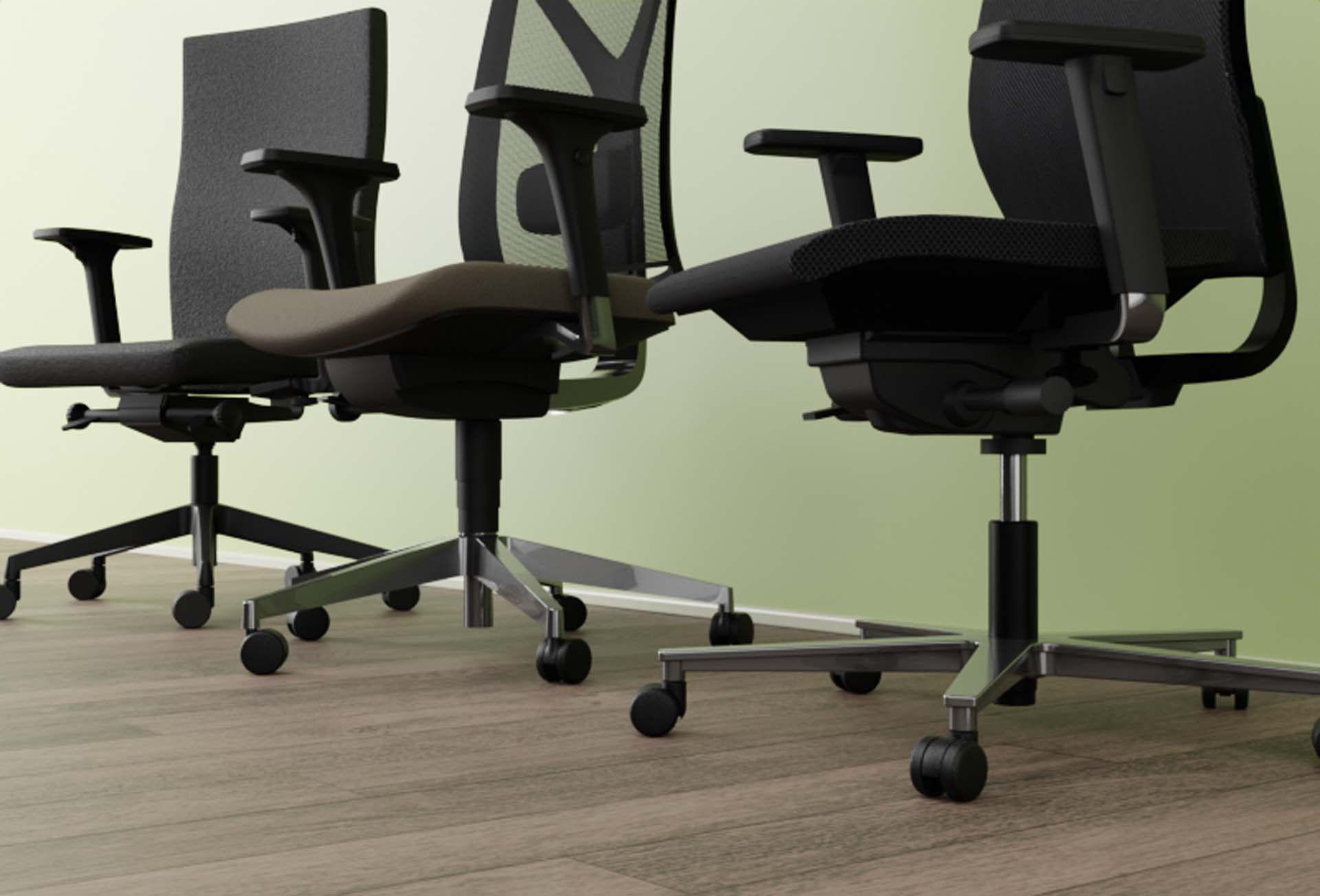 Drei ergonomische Bürostühle auf grünem Hintergrund, Nahaufnahme von den Beinen