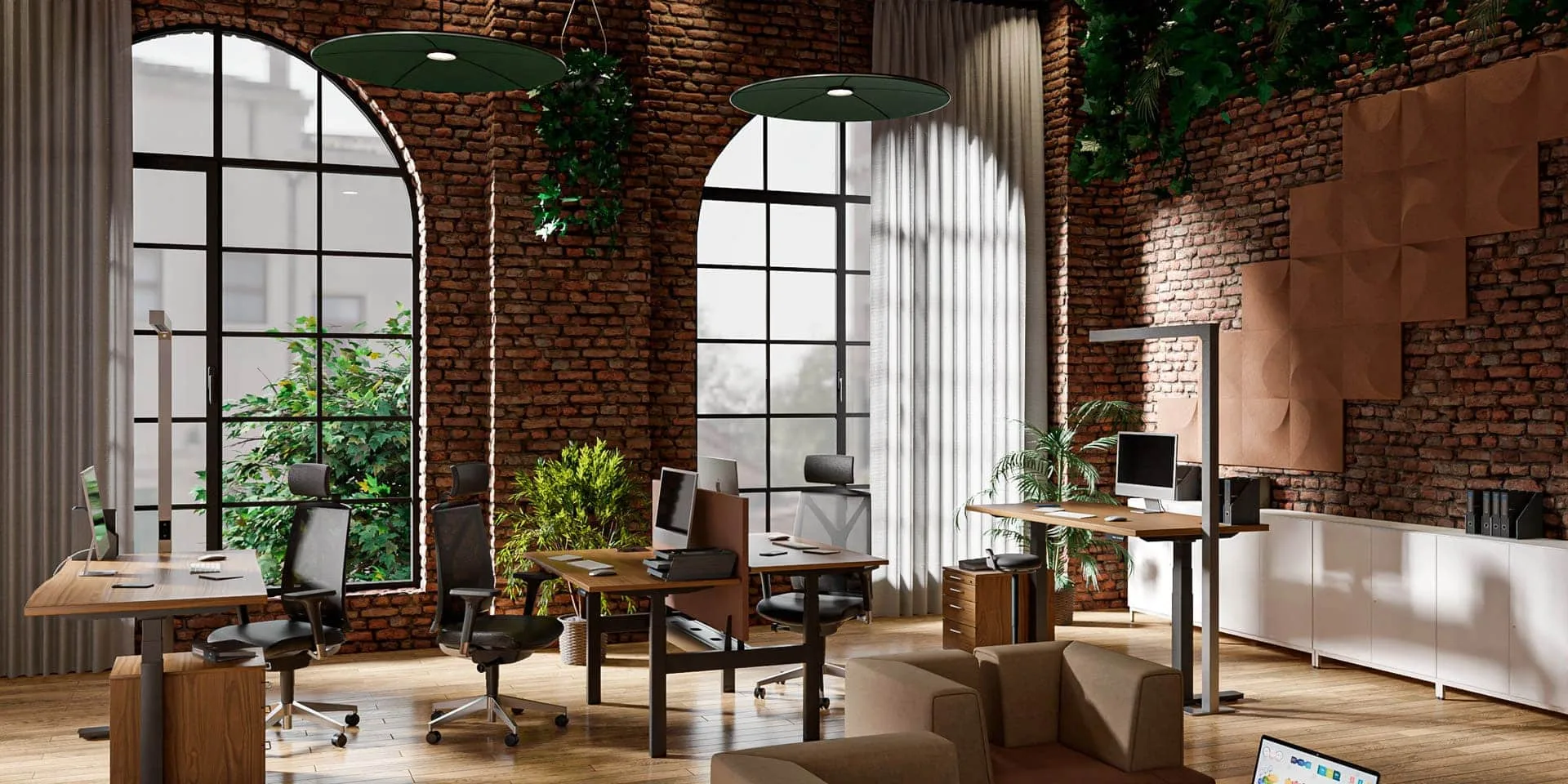 Ergonomisch eingerichtete Arbeitsplätze mit höhenverstellbaren Schreibtischen in einem Großraumbüro, Seitenansicht