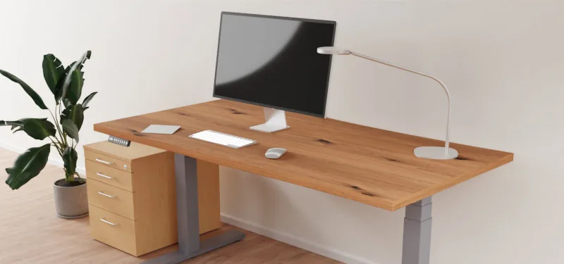 Moderner, höhenverstellbarer Schreibtisch mit Holzplatte, Monitor, Lampe und Schubladencontainer – ideales Home-Office-Setup