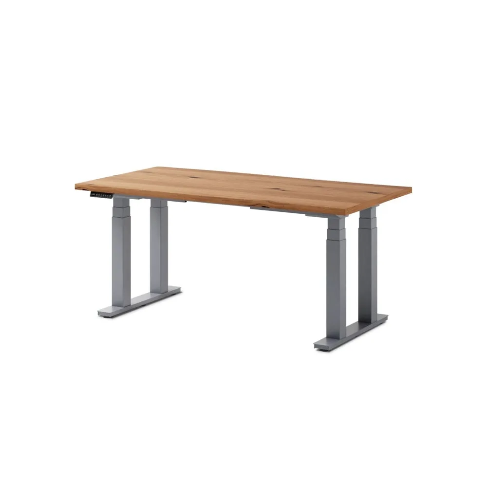 Der eDesk PRO, ein elektrisch höhenverstellbarer Schreibtisch aus Eiche Vollholz von der Marke Schultz, fördert das abwechselnde Arbeiten in verschiedenen Positionen
