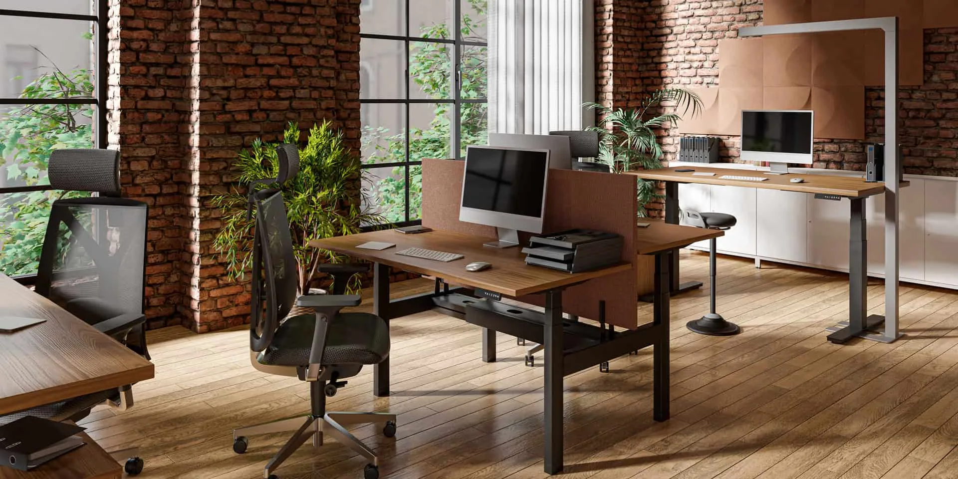 Ein ergonomischer höhenverstellbarer Schreibtisch, am großen Fenster, in einem Großraumbüro