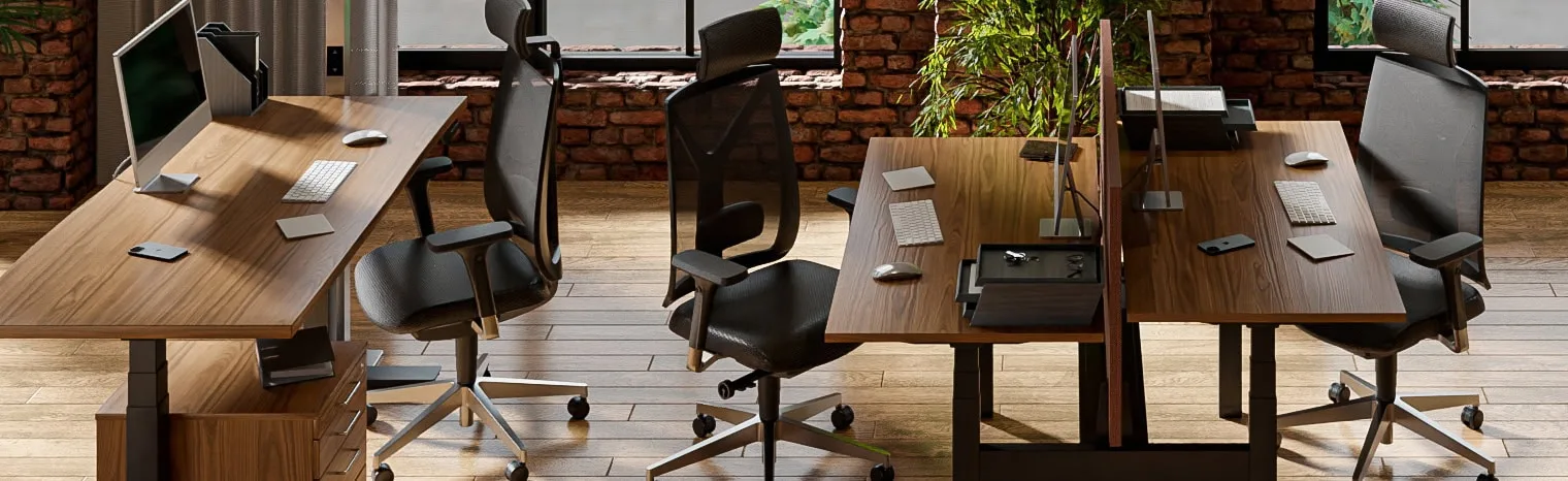 Nahaufnahme von ergonomischen Schreibtischen und Drehstühlen