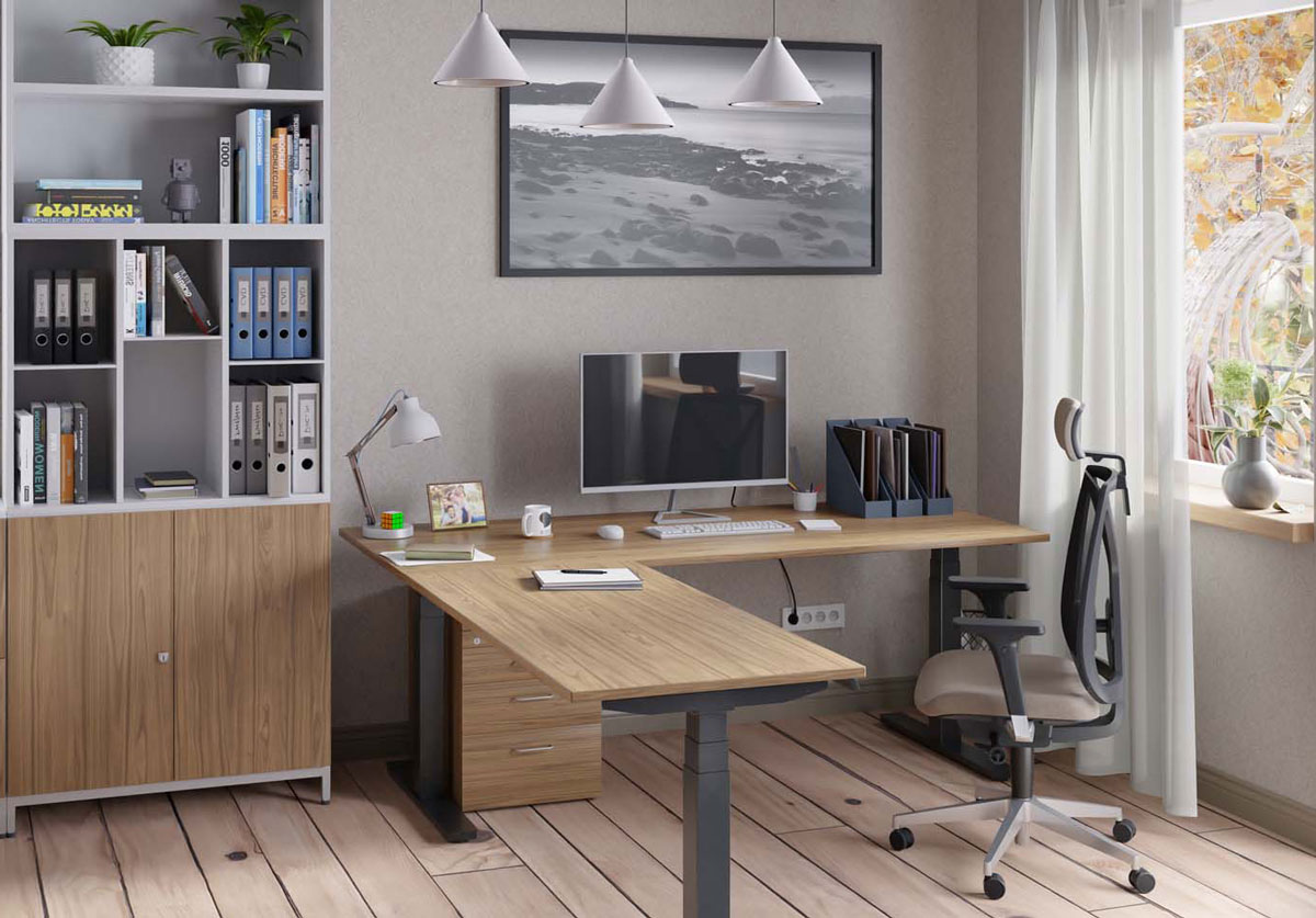 Ein helles, stilvolles Büro mit einem breiten, hölzernen Schreibtisch, ergänzt durch moderne Büromöbel und Accessoires
