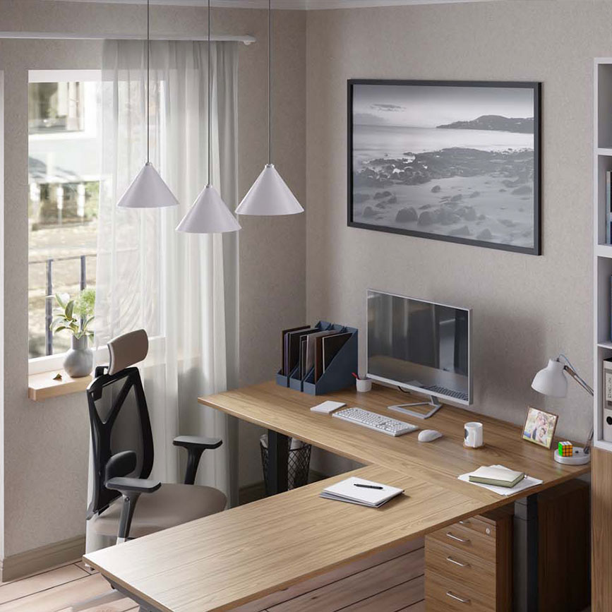 Ein kompakt gestaltetes Arbeitszimmer mit einem hölzernen Eck-Schreibtisch, einem ergonomischen Bürostuhl und praktischen Aufbewahrungslösungen