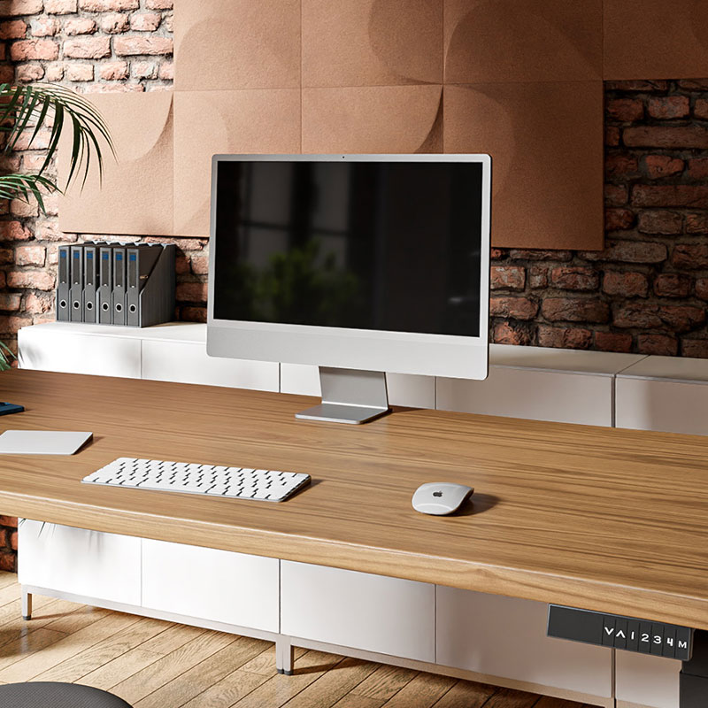 Ein stilvolles Einzelbüro mit einem langen, hölzernen Schreibtisch, darauf ein Monitor, eine weiße Tastatur und Maus, gegen eine Wand mit modernen Akustikplatten und traditionellem Backstein, was ein elegantes und produktives Arbeitsumfeld schafft.