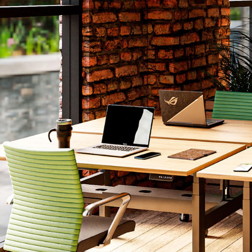Ein trendiges Büro mit Backsteinwand, ausgestattet mit einem großen Holztisch, darauf zwei Laptops und ein Smartphone