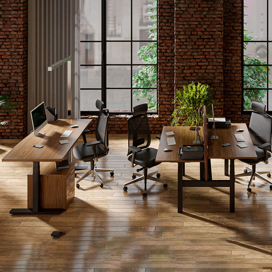Ein modernes Büro mit drei Arbeitsplätzen, ausgestattet mit dunkelhölzernen Schreibtischen, ergonomischen Stühlen und technischen Geräten