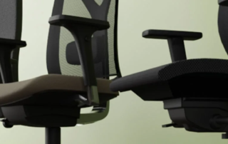 Drei schwarze Bürostühle mit Armlehnen Nahaufnahme