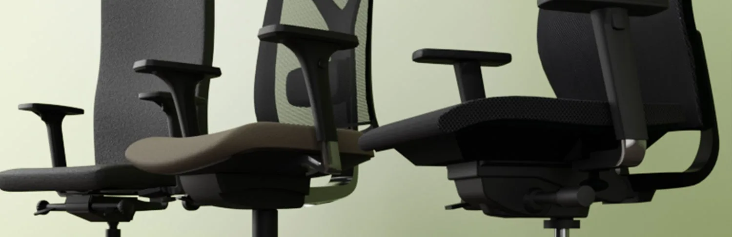 Drei schwarze Bürostühle mit Armlehnen Nahaufnahme