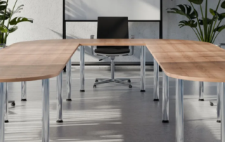 Moderner Konferenzraum mit großem U-förmigem Tisch und schwarzen Bürostühlen