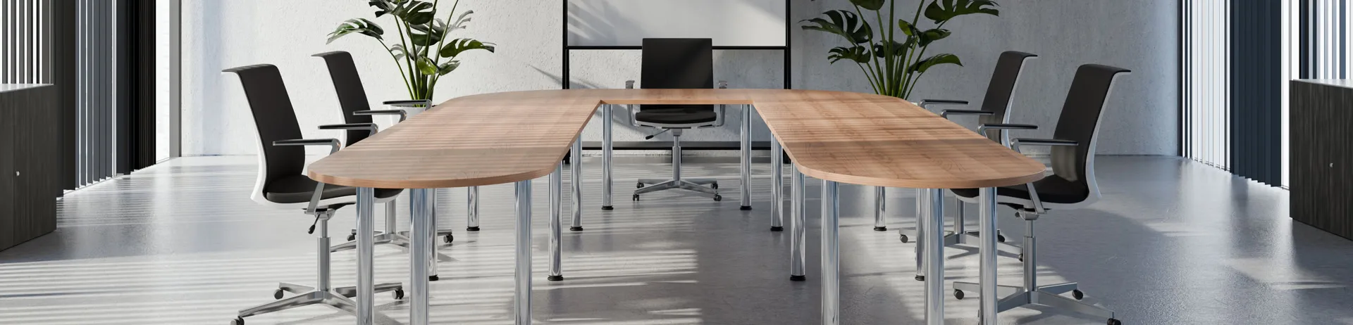Moderner Konferenzraum mit großem U-förmigem Tisch und schwarzen Bürostühlen