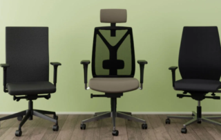 Drei Bürostühle vor einer grünen Wand, zwei mit Polster und einer mit Netzrückenlehne