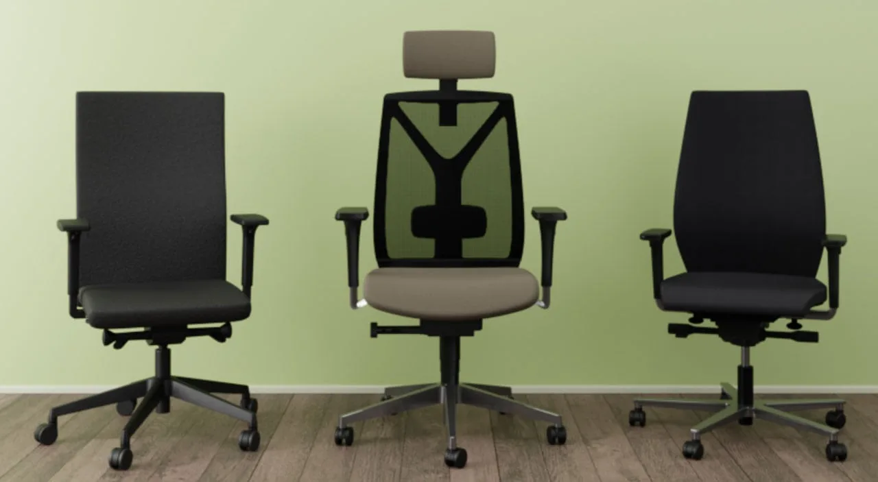 Drei Bürostühle vor einer grünen Wand, zwei mit Polster und einer mit Netzrückenlehne