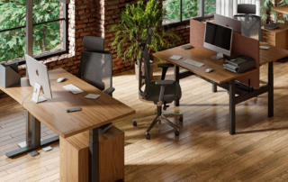 Modernes Büro mit höhenverstellbaren Schreibtischen und ergonomischen Bürostühlen – worauf es bei der Auswahl ankommt