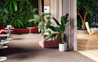 Modernes Büro mit Pflanzenwand und Lounge-Bereich – Tipps für mehr Ordnung und Effizienz am Arbeitsplatz