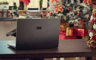 Weihnachtsdeko im modernen Büro – geschmückter Tisch mit Mini-Weihnachtsbaum und festlicher Atmosphäre