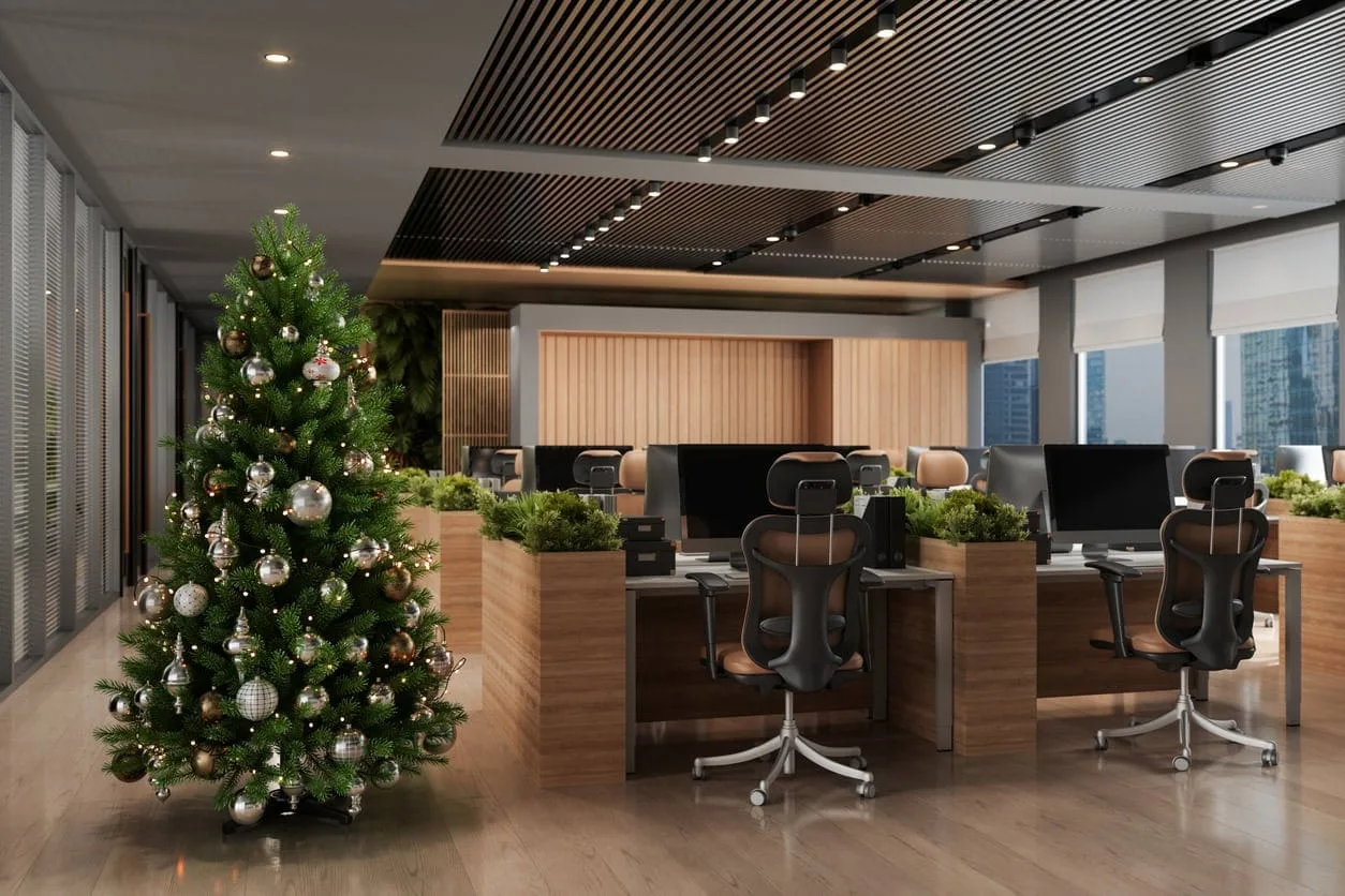 iStock-1438542624 Weihnachtsdeko im Büro – festlich geschmückter Weihnachtsbaum in modernem Großraumbüro